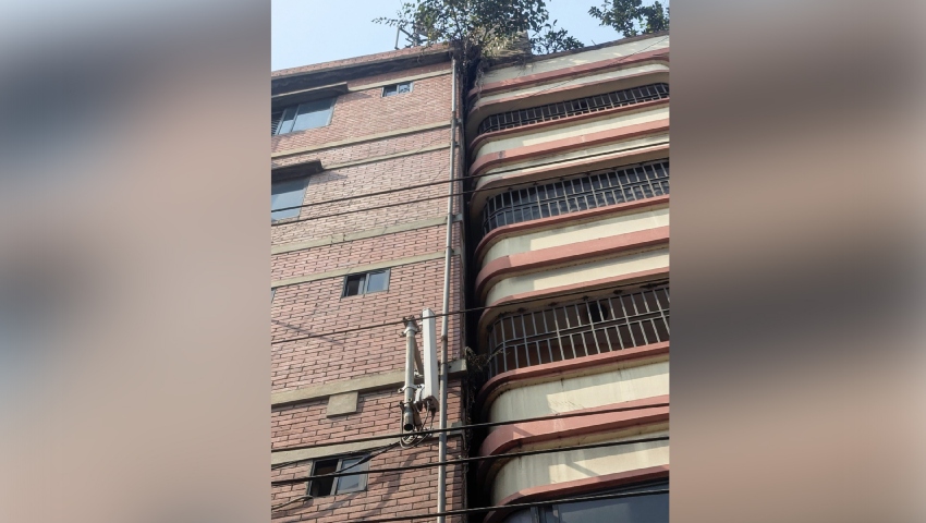 রাজধানীর বাড্ডায় ভবন হেলে পড়েছে