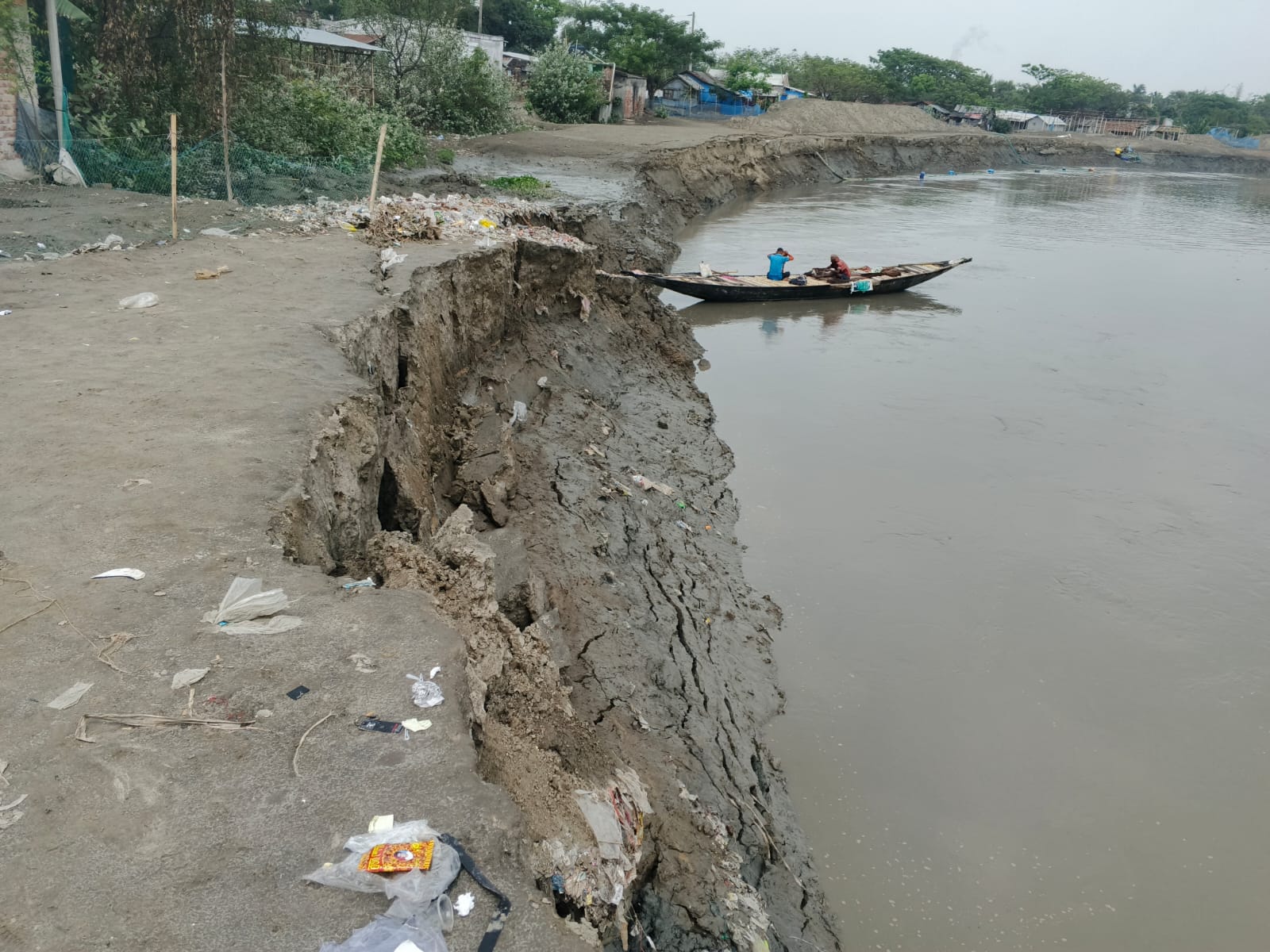 আশাশুনির বেতনা নদীর তীব্র স্রোতে বিলীন হচ্ছে বেড়িবাঁধ