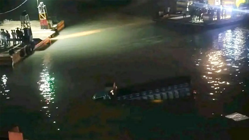 ফেরিতে উঠতে গিয়ে নদীতে তলিয়ে গেল ট্রাক