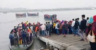 ঝুকি নিয়ে নদী পারাপার রামপালের দুই ইউনিয়নের সাথে উপজেলা সদরের সরাসরি সড়ক যোগাযোগ ব্যবস্থা নেই