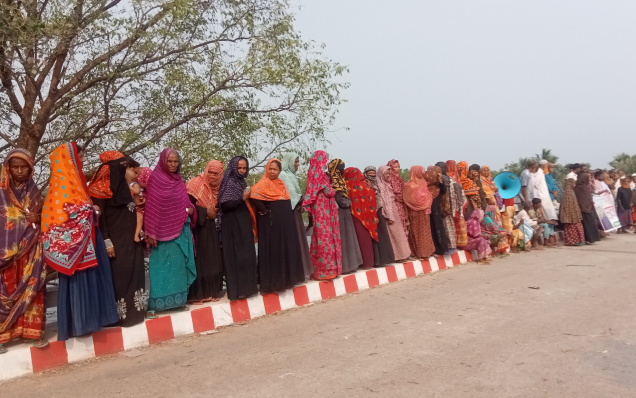 আশাশুনির খাজরা ইউপির ভারপ্রাপ্ত চেয়ারম্যান বাচ্চুকে অপসারন ও শাস্তির দাবীতে মানববন্ধন