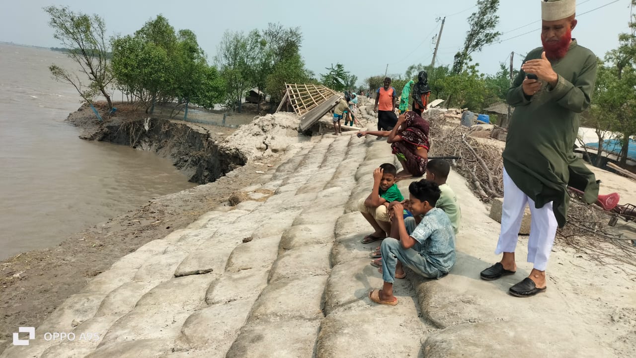 আশাশুনির কাকবাসিয়ায় পাউবো'র  বেড়ী বাঁধে ভয়াবহ ভাঙ্গন