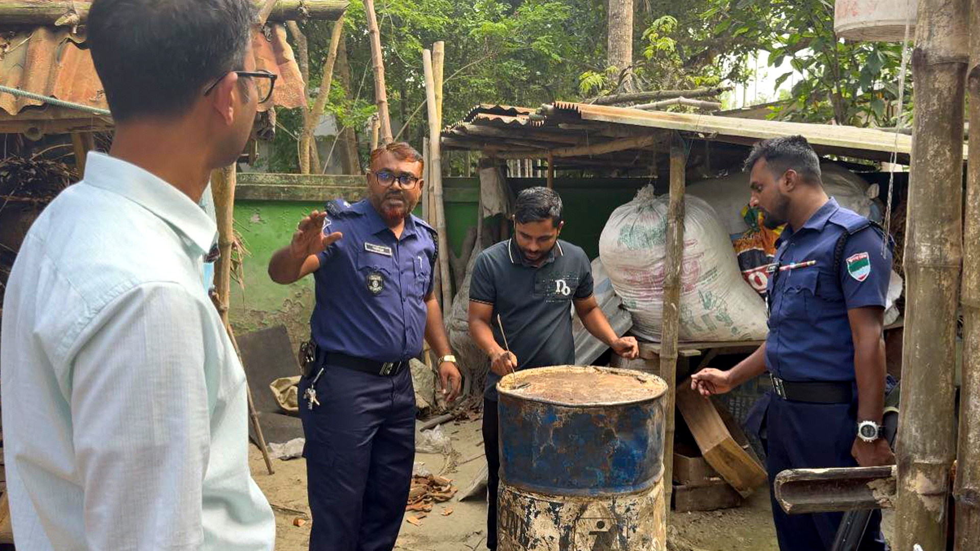 কালীগঞ্জে অবৈধভাবে পেট্রোল মজুদ ও অতিরিক্ত দামে বিক্রি অপরাধে ব্যবসায়ীকে জরিমানা