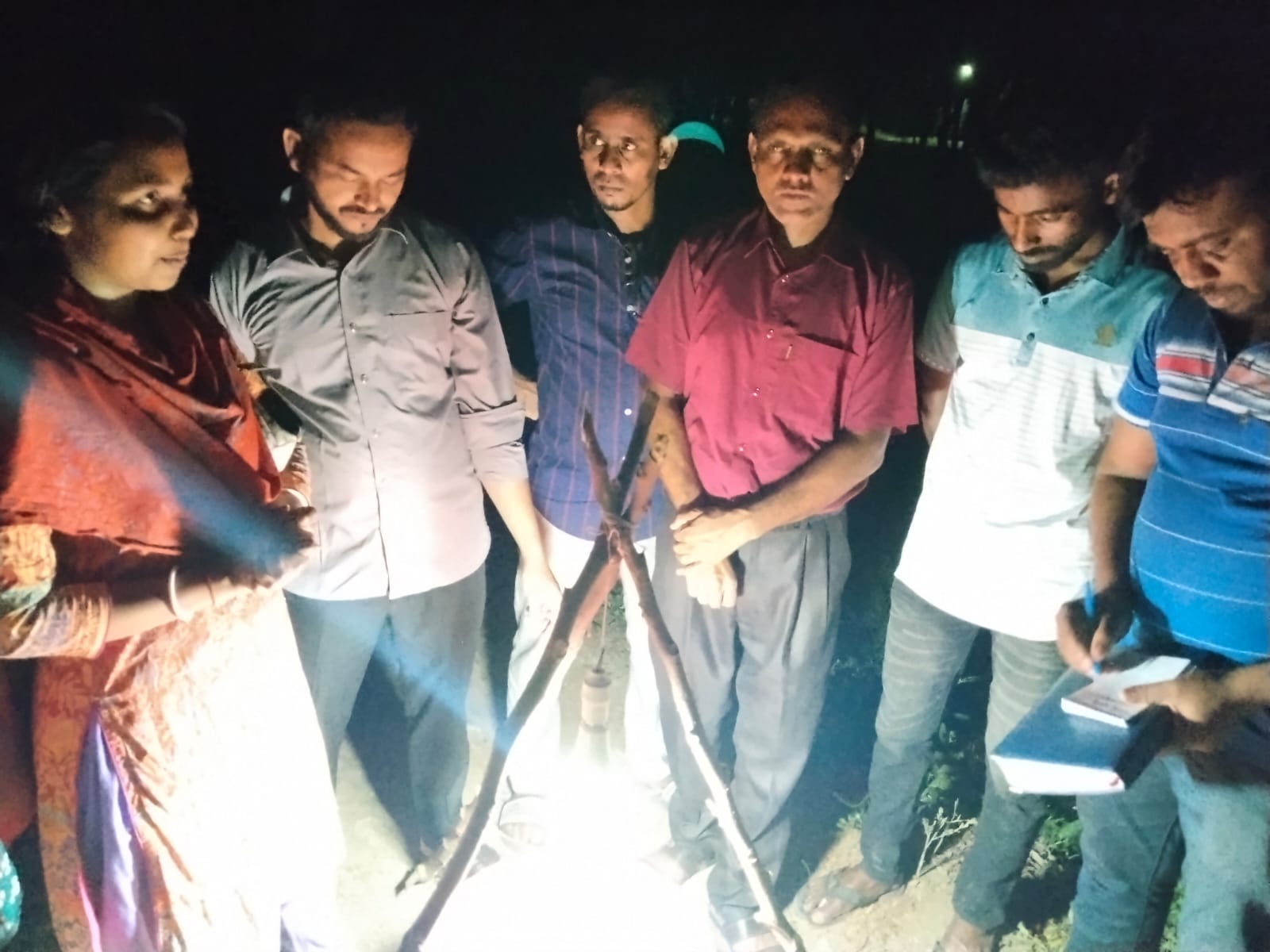 তেরখাদায় বোরাধানে ক্ষতিকর পোকা দমনে ব্যতিক্রমী উদ্যোগ "আলোক ফাঁদ"