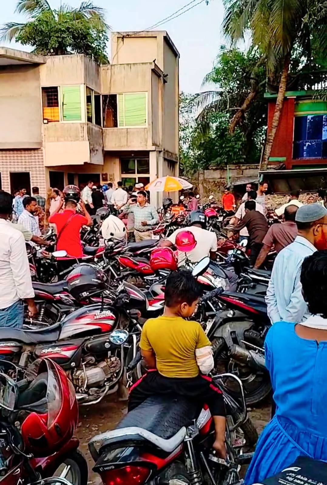 কালিগঞ্জে তেল বিতরণে বিশৃঙ্খলা: উচ্ছৃঙ্খলতার মুখে বন্ধ ফিলিং স্টেশন
