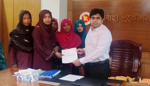 দ্রুত বেড়িবাঁধ সংস্কারের দাবিতে সাতক্ষীরা পাউবোতে বেড়িবাঁধ সুরক্ষা দলের স্মারকলিপি