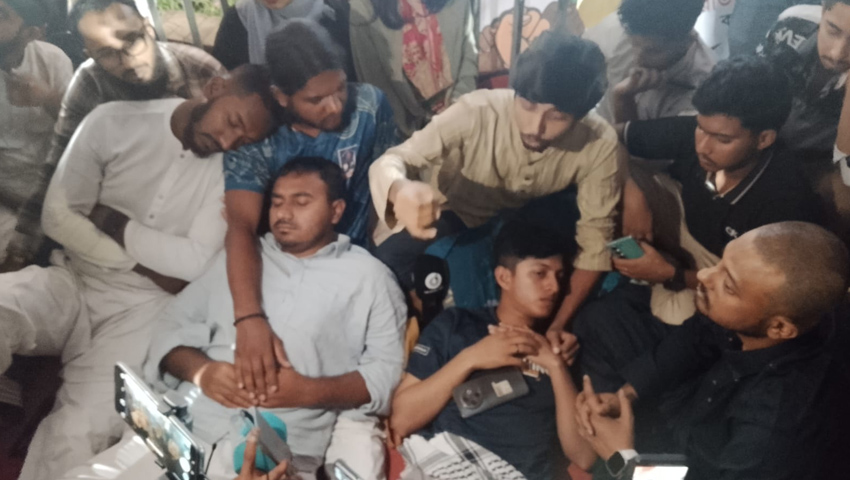 আমরণ অনশনকারীদের সঙ্গে নাসীরুদ্দীন পাটওয়ারীর সংহতি