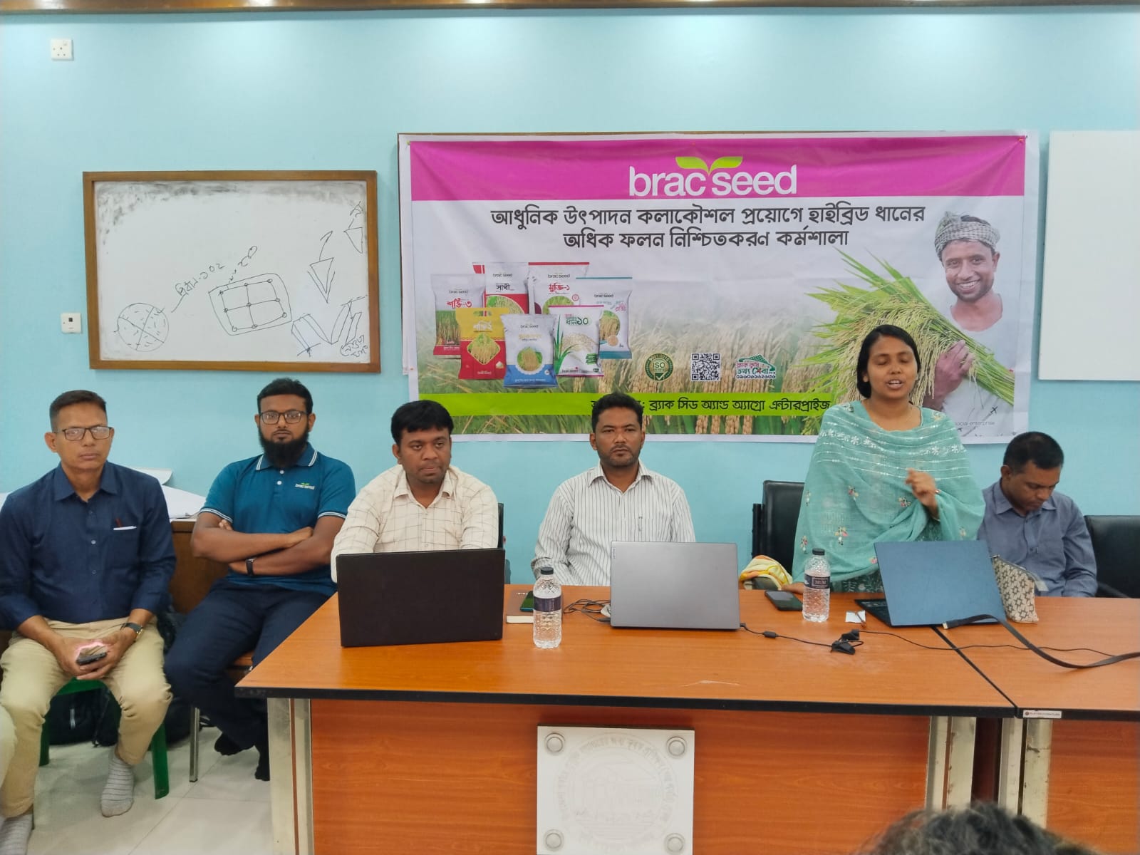 তেরখাদায় আধুনিক উৎপাদন কলাকৌশল প্রয়োগে হাইব্রিড ধানের অধিক ফলন নিশ্চিতকরণ কর্মশালা অনুষ্ঠিত