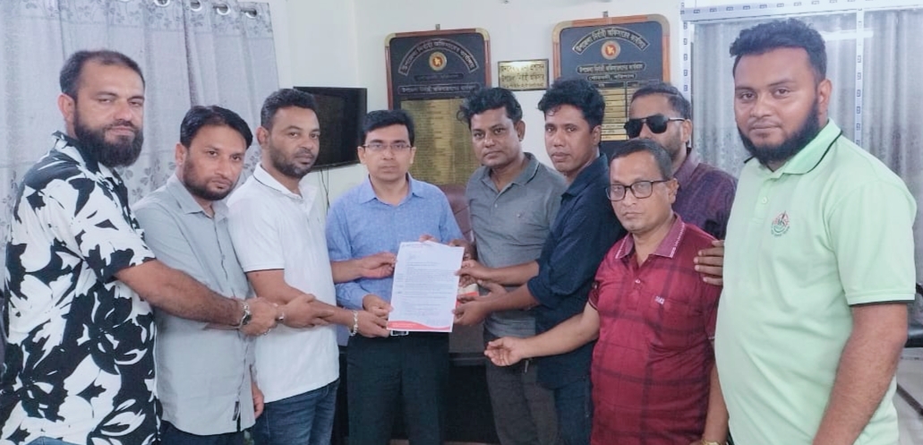 প্রধানমন্ত্রীর কাছে সাংবাদিকদের স্মারকলিপি প্রদান