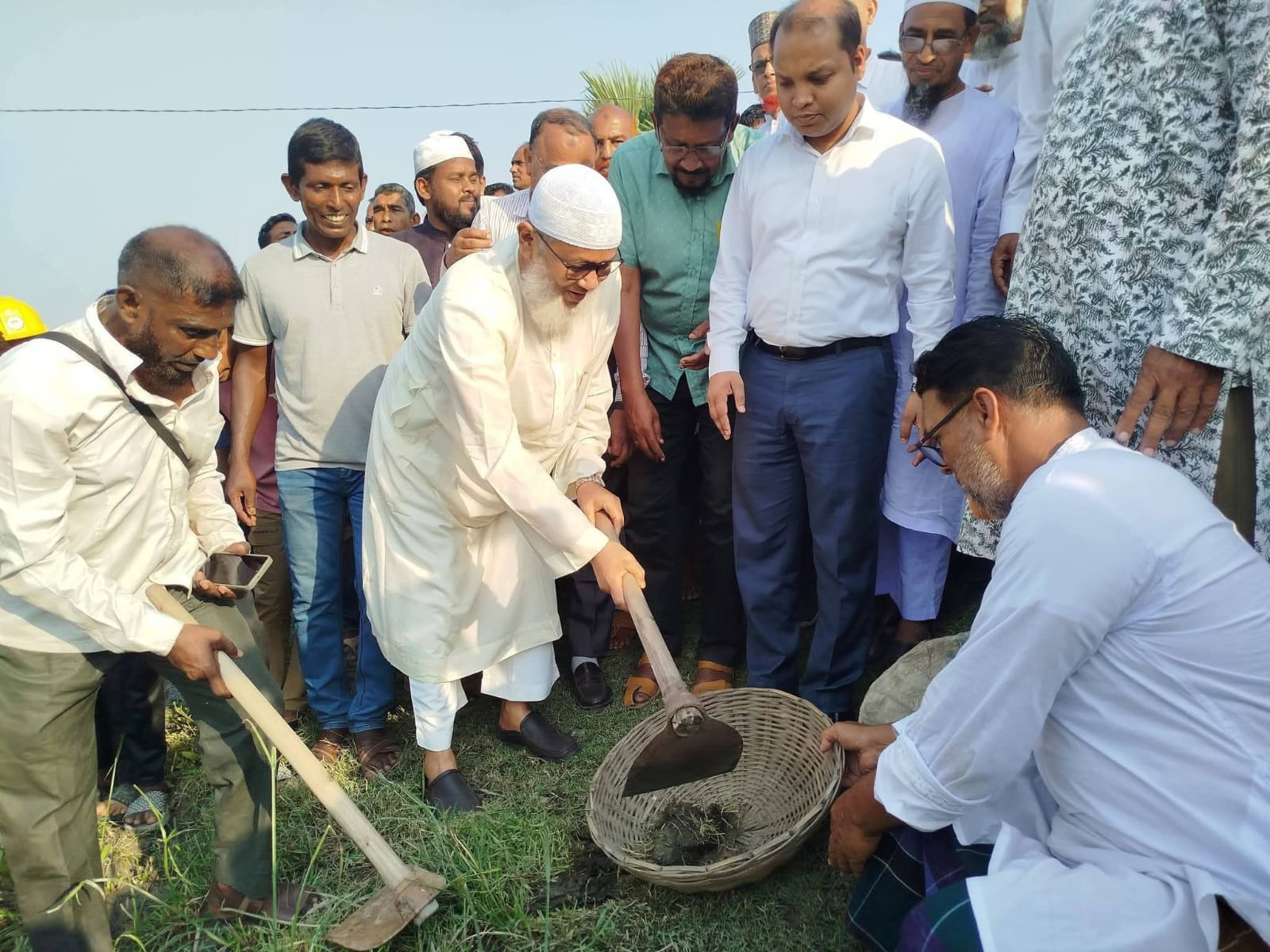 দেবহাটার ১০ফুটের খাল কাটা উদ্বোধন করলেন সাতক্ষীরা-২ আসনের এমপি মুহাদ্দিস আব্দুল খালেক
