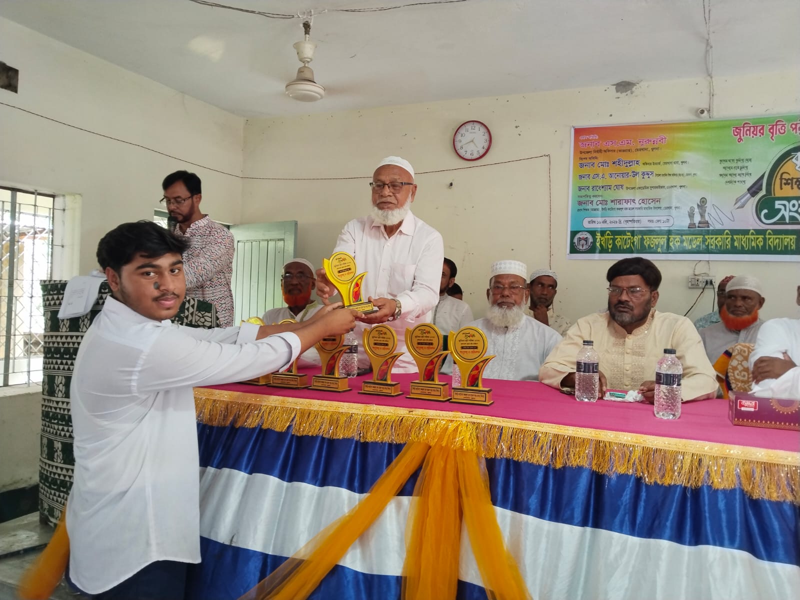 তেরখাদায়  ইখড়ি কাটেঙ্গা মাধ্যঃ বিদ্যালয়ে কৃতি শিক্ষার্থী ও এস এস সি পরীক্ষার্থীদের সংবর্ধণা