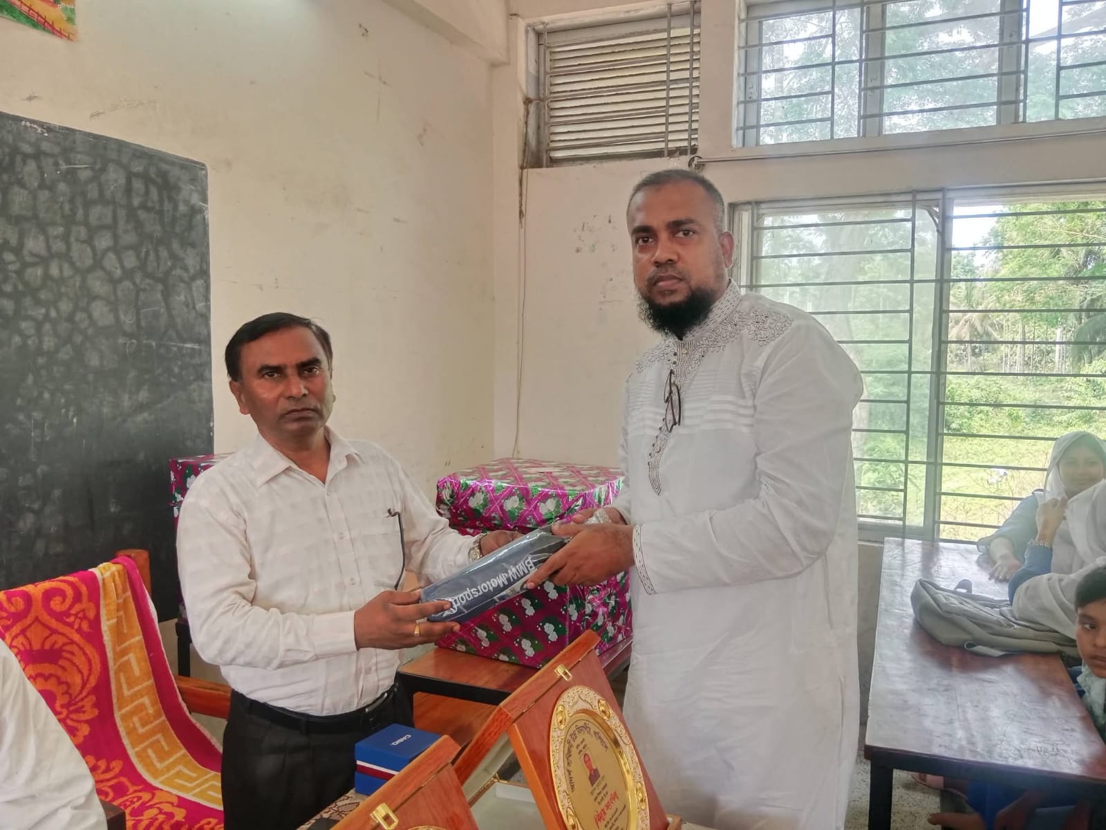 কালিয়ায় দুই শিক্ষককে রাজকীয় বিদায় সংবর্ধনা