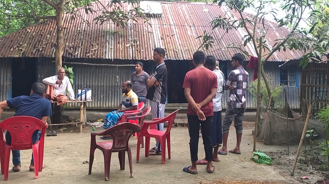 নড়াইলের কালিয়ায় অস্ত্রের মুখে তাণ্ডব, এক বছরে ৭ বার লুটে নিঃস্ব গ্রাম পুলিশ নির্মল বিশ্বাস