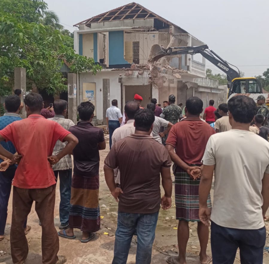 কালিয়ার যোগানিয়ায় বাজারে উচ্ছেদ অভিযান 
