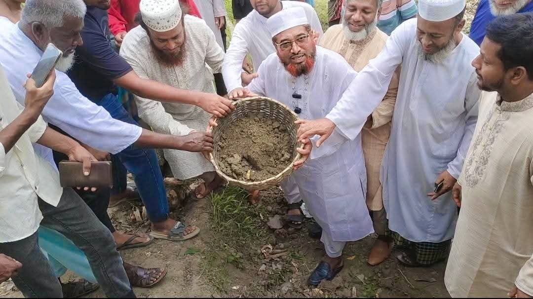 কালিগঞ্জে পল্লীতে  বিলের মাঝখানে রাস্তা নির্মাণের কাজ উদ্বোধন 
