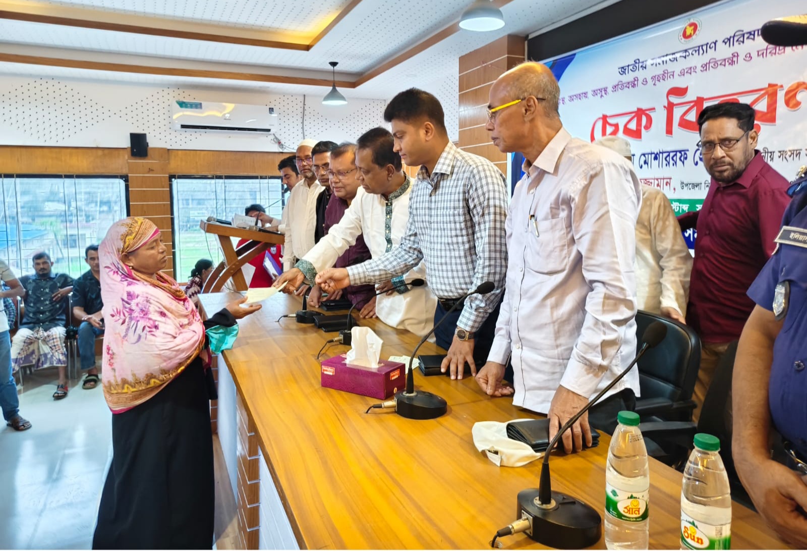 কলাপাড়ায় নগদ অর্থ সহায়তার চেক বিতরণ 