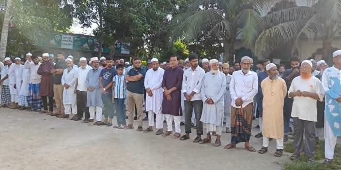 সড়ক দুর্ঘটনায় নিহত সাংবাদিক কাজী আশরাফ এর নামাজে জানাজা ও দাফন সম্পন্ন