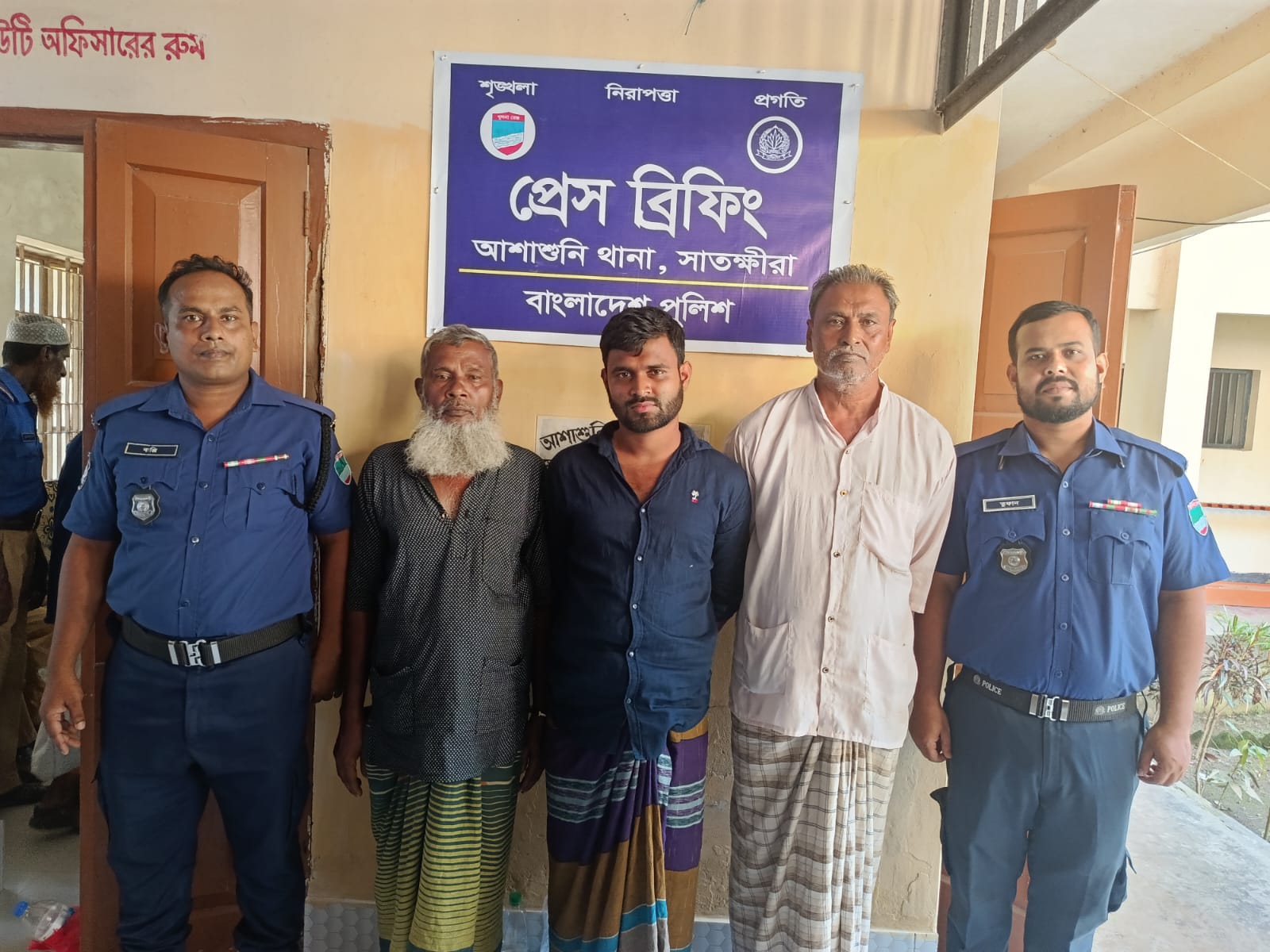 আশাশুনিতে ধর্ষণ মামলার   আসামিসহ গ্রেফতার ৪