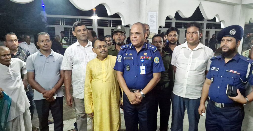 বরিশাল রেঞ্জ ডিআইজি’র পূজা মন্ডপ পরিদর্শন