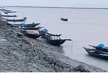 পশ্চিম সুন্দরবনের জেলেরা ধুকছেন ঋণের দায়ে