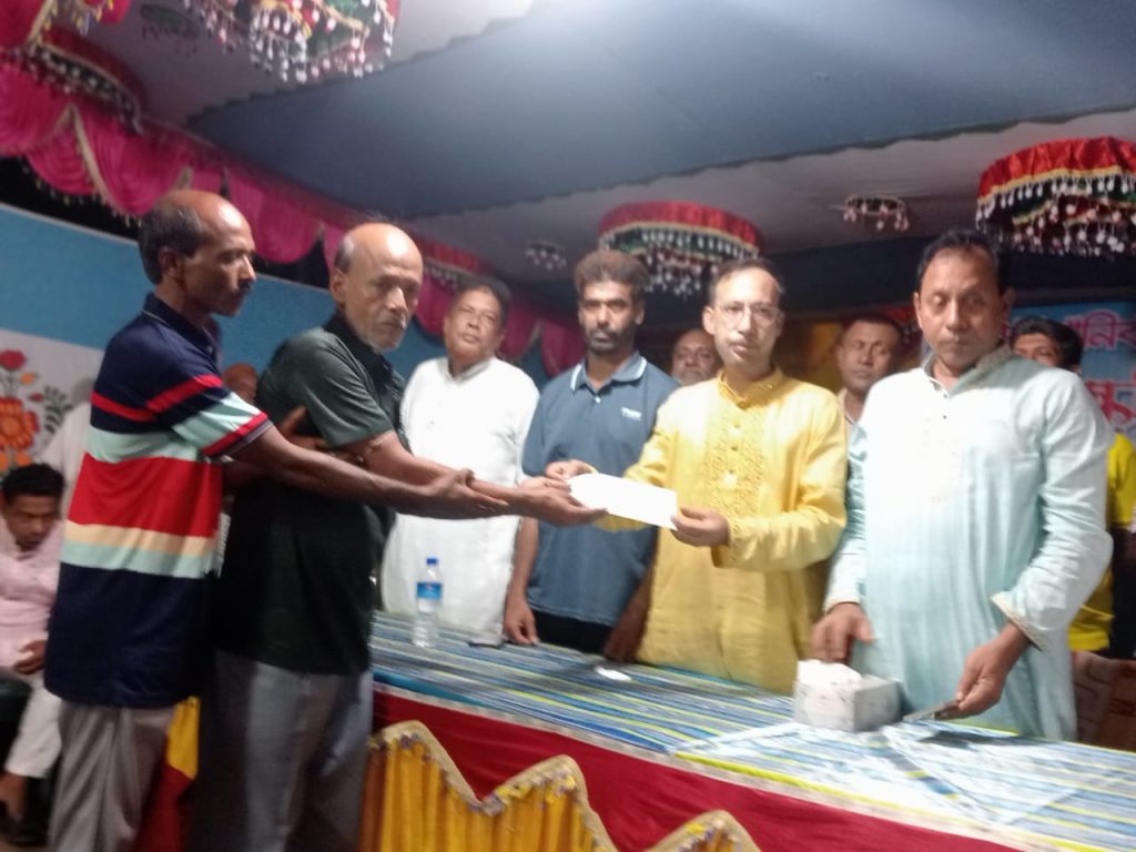 কচুয়ায় শারদীয় দুর্গাপূজা উপলক্ষে পূজামণ্ডপ পরিদর্শন করেন বিএনপির সভাপতি সরদার জাহিদ