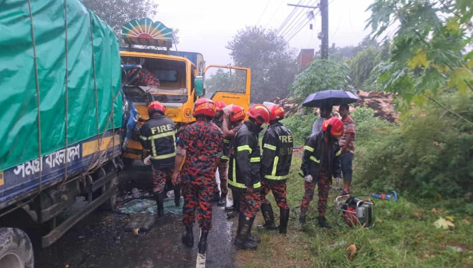 ঈশ্বরদীতে দুই ট্রাকের মুখোমুখি সংঘর্ষে ১ চালক নিহত
