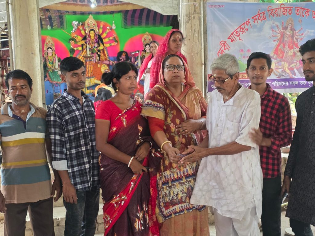 নড়াগাতীতে মহিলানেত্রী আহম্মাদী বেগমের পূজা মন্ডপ পরিদর্শন ও আর্থিক সহায়তা প্রদান