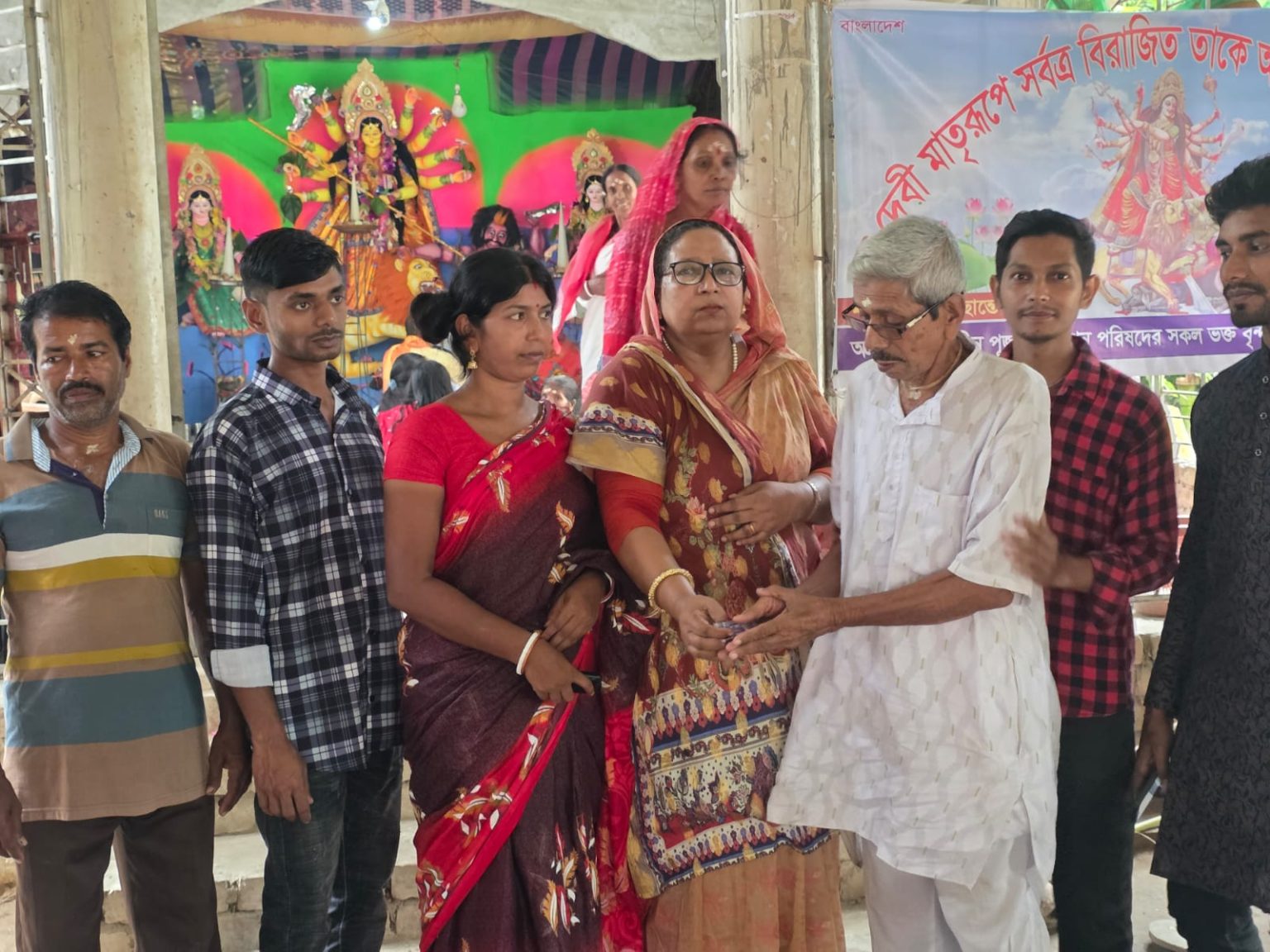 নড়াগাতীতে মহিলানেত্রী আহম্মাদী বেগমের পূজা মন্ডপ পরিদর্শন ও আর্থিক সহায়তা প্রদান