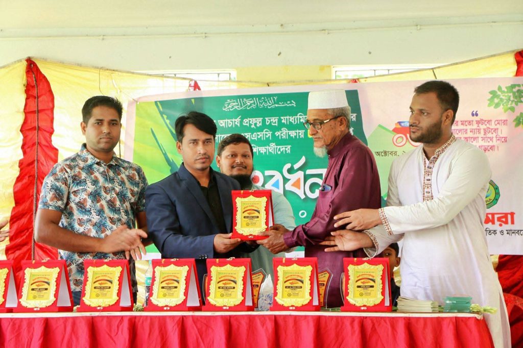 চাম্পাফুলে আমরা সেচ্ছাসেবী সংগঠন ও আলমগীর কবির ফাউন্ডেশনের উদ্যোগে গুণীজন ও শিক্ষকদের সংবর্ধনা অনুষ্ঠিত