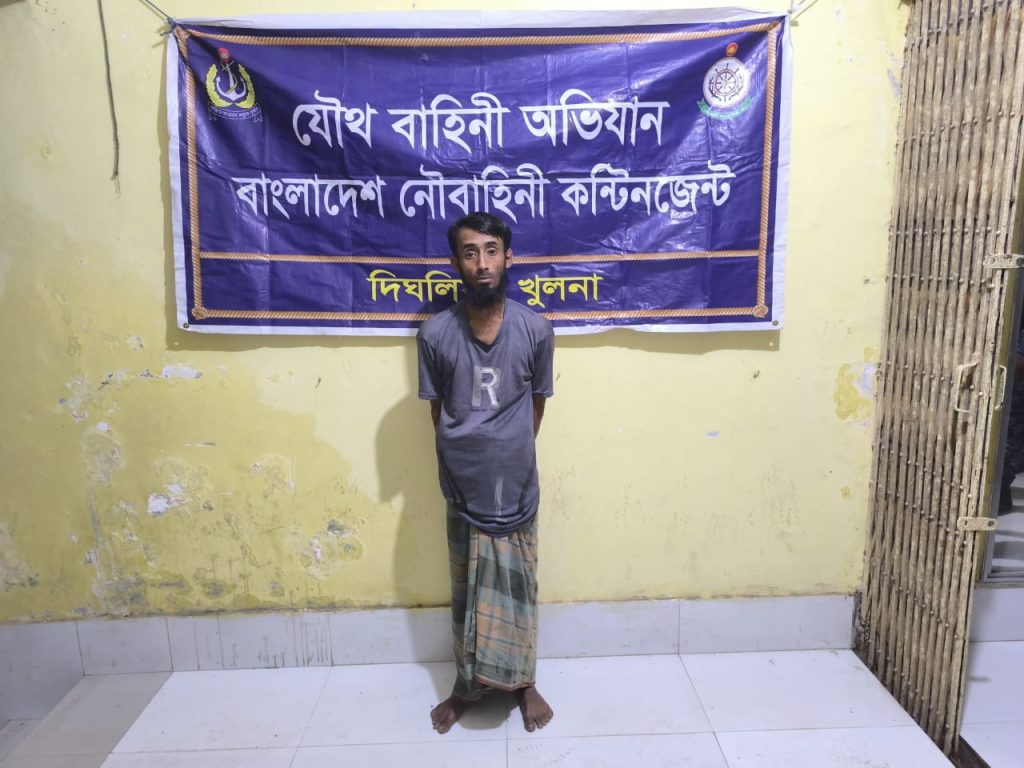 নৌবাহিনীর অভিযানে খুলনার দিঘলিয়ায় মাদক ব্যবসায়ী আটক