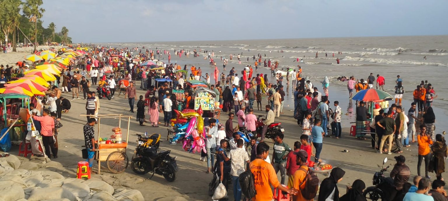 কুয়াকাটায় টানা চারদিনের ছুটিতে মানুষের ঢল