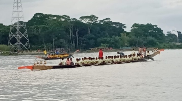 বৈঠার ছলাৎ ছলাৎ শব্দে  সন্ধ্যা  নদীতে নৌকাবাইচ, দু’পাড়ে হাজারো মানুষের উল্লাস