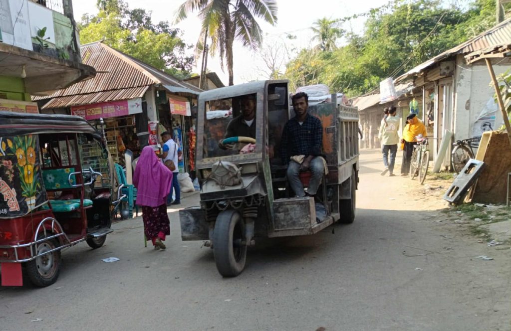 সড়ক অবৈধ ‘ঘাতক’ যানের দখলে, চলাচল শতভাগ ঝুঁকিপূর্ণ