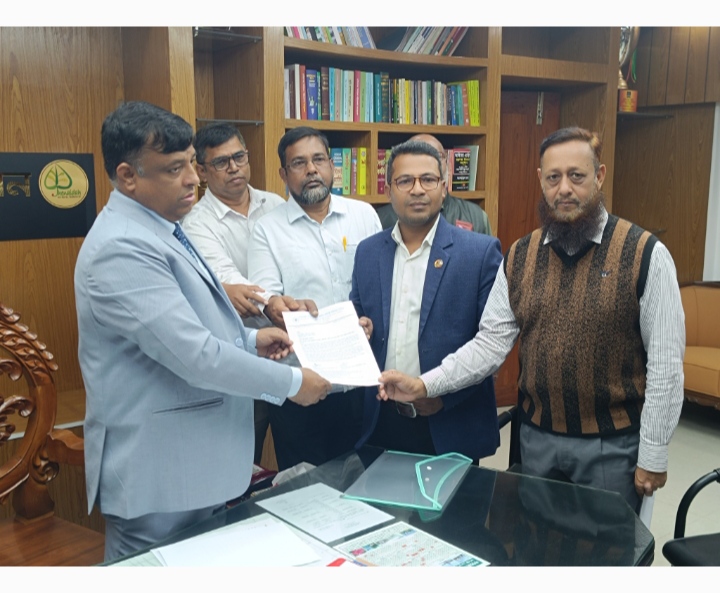 ঝিনাইদহে আউটসোর্সিং পদ্ধতিতে জনবল নিয়োগ প্রক্রিয়া বাতিলে দাবিতে বিক্ষোভ ও স্মারকলিপি পেশ