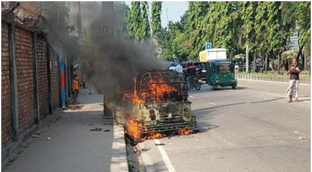 চলন্ত সিএনজিতে আগুন, শিশুসন্তানকে নিয়ে দম্পতির ঝাঁপ