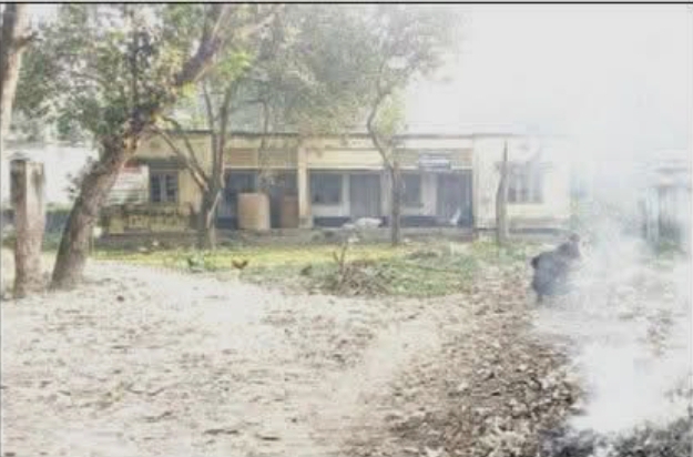 পাবনার কাশিনাথপুর উপস্বাস্থ্যকেন্দ্র অবহেলা-অসচেতনতায় গণ-শৌচাগার