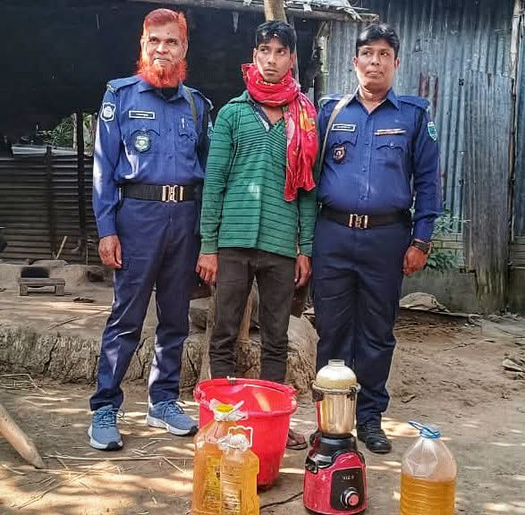 পাবনার ভাঙ্গুড়ায় নকল দুধ তৈরির কারখানা আবিষ্কার; ব্যবসায়ীর কারা দণ্ড