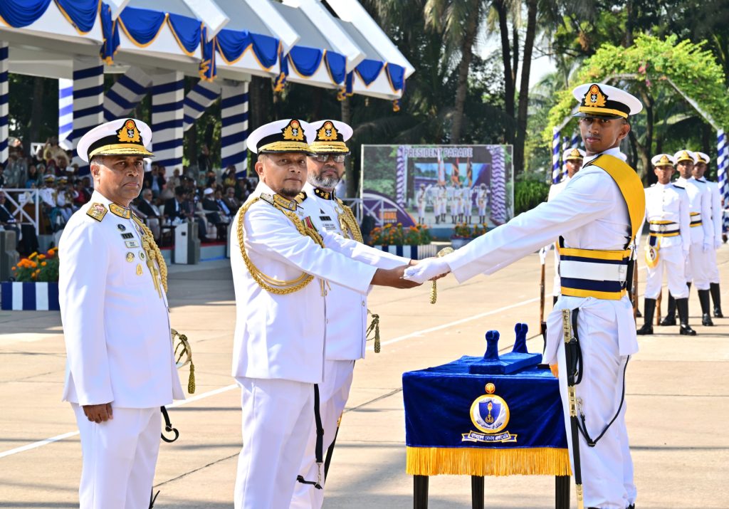 বাংলাদেশ নেভাল একাডেমিতে তরুণ নৌ কর্মকর্তাদের মনোমুগ্ধকর কুচকাওয়াজ অনুষ্ঠিত