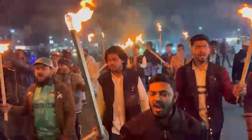 নড়াইলে ইনকিলাব মঞ্চের মুখপাত্র শরীফ ওসমান বিন হাদীকে গুলি করে হত্যাচেষ্টার প্রতিবাদে বিক্ষোভ মিছিল