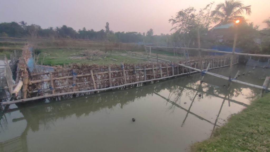 মহিষকুড় কেন্দ্রীয় জামে মসজিদের জমি জবর দখল ও পানি নিস্কাশনে প্রতিকার দাবী