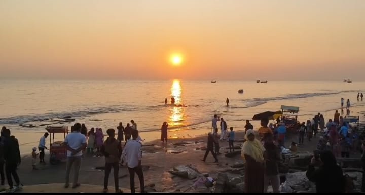 বছর শেষে কুয়াকাটায় পর্যটকের উপচেপড়া ভিড়