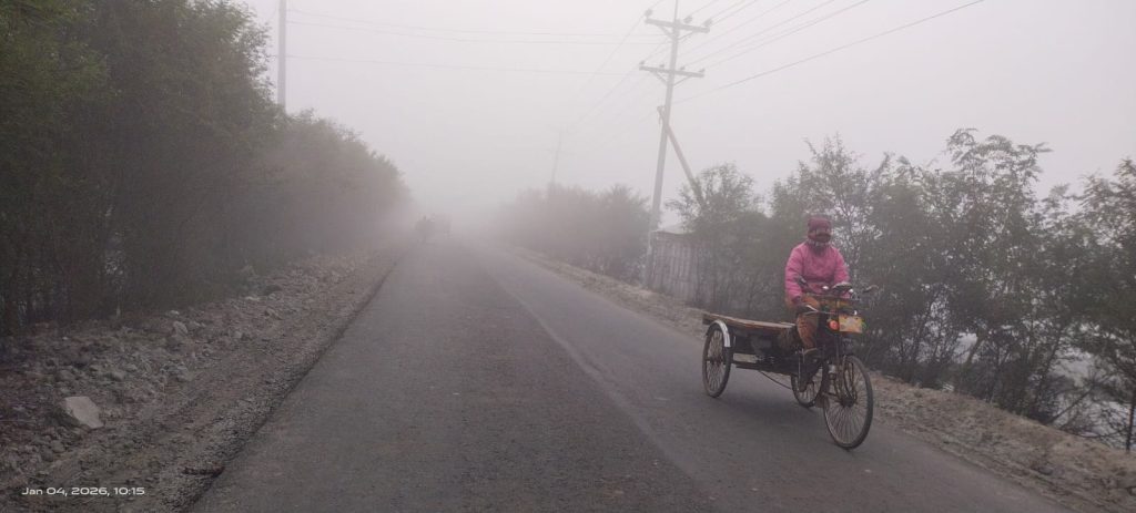 শৈত্যের চাদরে কালিয়া কুয়াশায় থমকে থাকা জনপদ, কাঁপুনির মধ্যে টিকে থাকার লড়াই
